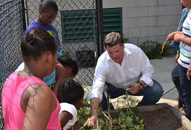 Chef Eric Brennan of Post 390 and Chris Himmel, the restaurant’s owner, visited the Blue Hill Boys and Girls Club and used fresh ingredients from their outdoor garden to create grilled pizzas.