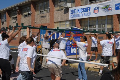 Former NFL players Jamal Lewis and Duane Starks teamed up with the United Way and Dairy Management Inc.’s “Fuel Up ... Former NFL players Jamal Lewis and Duane Starks teamed up with the United Way and Dairy Management Inc.’s “Fuel Up ...