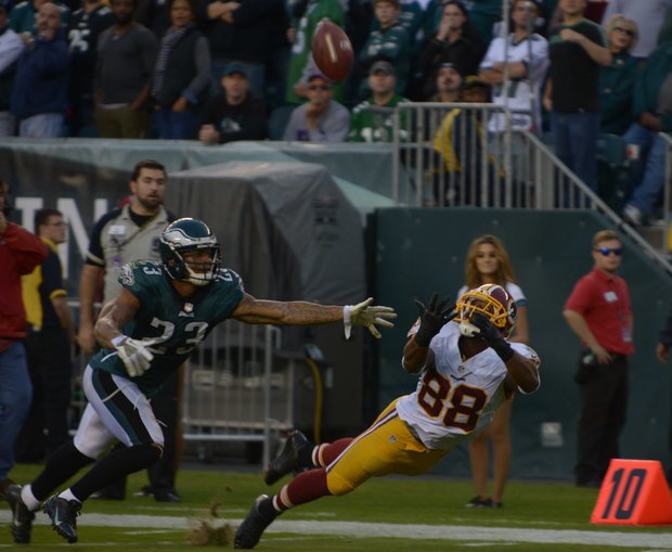 Washington Redskins wide receiver Pierre Garcon couldn’t make the catch over Philadelphia free safety Patrick Chung in the 4th quarter.