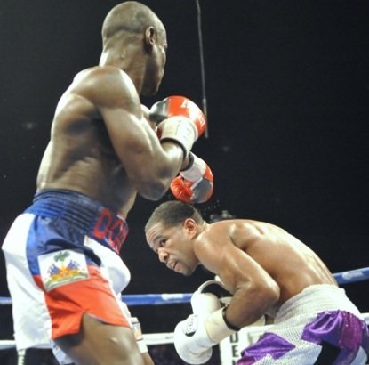 Lamont Peterson (purple trunks) won a unanimous decision over Dierry Jean to retain his IBF junior welterweight title at the D.C. Armory on Jan. 25.