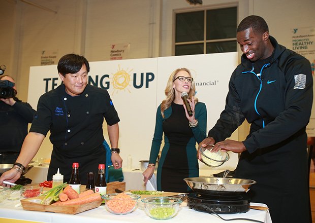 (l-r) Chef Ming Tsai with NESN’s Dining Playbook producer and host Jenny Johnson and Boston Celtics forward Brandon Bass and Assistant Coach Walter McCarty teamed up with Wes Thompson, President of Sun Life Financial U.S., and Kevin Washington, CEO of YMCA of Greater Boston, at a special community event designed to raise awareness of the critical risk factors associated with diabetes. NESN’s Dining Playbook producer and host Jenny Johnson served as the event’s emcee. The event officially kicked off Sun Life’s commitment to preventing the disease, which includes a $250,000 donation to YMCA of the USA to support the national expansion of the YMCA’s Diabetes Prevention Program.
The nutrition and fitness event, designed to show the 150 area youth and adult participants how they can incorporate healthy eating and physical activity into daily routines, featured a physical activity session led by the Celtics stars and a cooking demonstration by the nationally renowned chef. It also included other fitness, nutrition and wellness activities, including a free diabetes risk assessment.