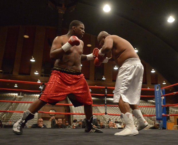 Zakki Scott (left) won a unanimous decision against Franklin Edmondson on Friday, Feb. 7 during a bout at the D.C. Armory.