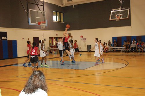 Nina Radford of 503 Rebels pulls up for a tough shot against Rex Putman defenders.