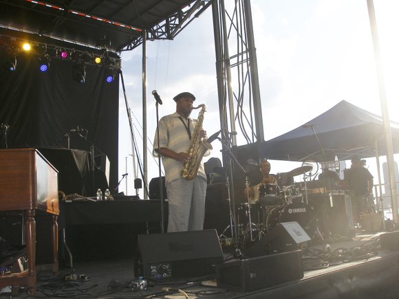 Although James Carter played the soprano, alto and tenor saxophones in succession during his sizzling performance as the opening act ... Although James Carter played the soprano, alto and tenor saxophones in succession during his sizzling performance as the opening act ...