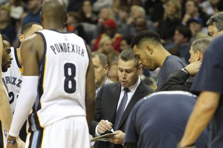 Memphis’ head coach Dave Joerger draws up a play during a timeout as Courtney Lee takes in the instruction. (Photo: Warren Roseborough)
