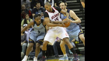 Tony Allen of the Grizzlies (left) steals the ball from Al Horford of Atlanta. (Photo: Warren Roseborough)
