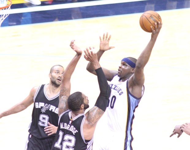 Zach Randolph scores in the paint over Tony Parker and LaMarcus Aldridge of the San Antonio Spurs. (Photo: Warren Roseborough)