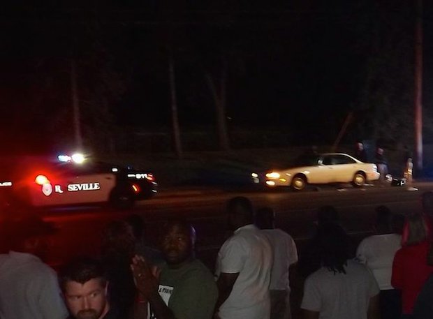 Almost immediately after Diamond Reynolds' video was posted, a large crowd of protesters gathered alongside Larpenteur Avenue near Snelling Avenue – the location of the shooting of Reynold's boyfriend, Philando Castile, 32. (Photo: Harry Colbert, Jr./Insight News)