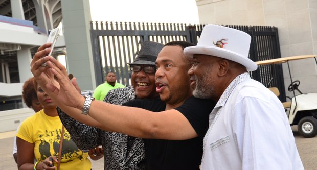 Right: Comedian Jammin’ Jay LaMont takes a selfie with Memphis’ Larry Dotson and James Alexander of The Bar-Kays. (Photo: Warren Roseborough)