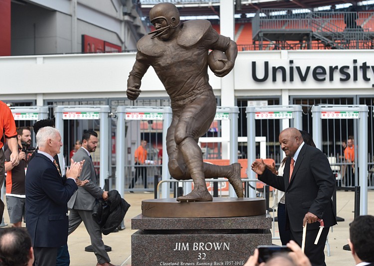 JIM_BROWN_AND_STATUE_t750x550.jpg?d885fc