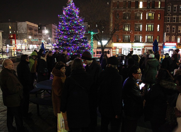 Tree Lights On University Avenue Are >> Lincoln S First Tree Lighting New York Amsterdam News The New Tree Lights On University Avenue Are >> Lincoln S First Tree Lighting New York Amsterdam News The New