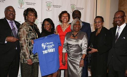 Naturi Naughton poses with Cheyney University Alumni. -- Photo by April A. Ward
