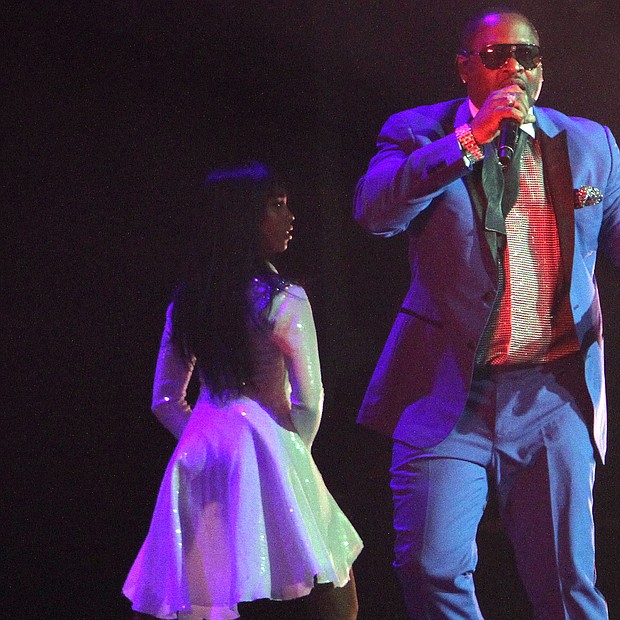 Johnny Gill works the stage with his backup singers. (Photo: Warren Roseborough)