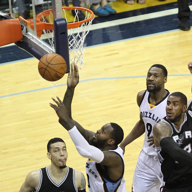 JaMychal Green goes strong to the hole against the San Antonio Spurs (March 18, 2017)