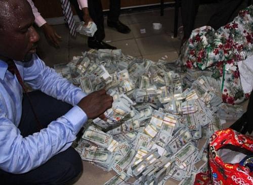 Tip Leads Anti Graft Swat Team To Upscale Lagos Pad And Bundles Of Neatly Bound Bundles Of Fresh U S Dollars Nigerian Naira And British Pounds Totaling More Than