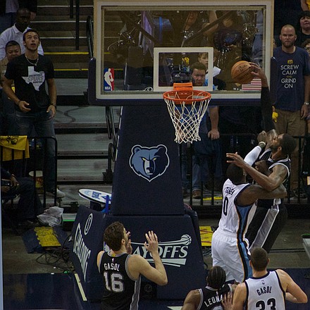 LaMarcus Aldridge's 13 points for the Spurs featured this slam over the Grizzlies' JaMychal Green, who turned in 14 points of his own. (Photo: Karanja A. Ajanaku)