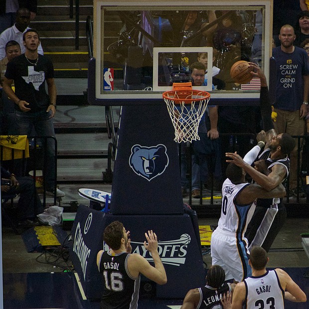 LaMarcus Aldridge's 13 points for the Spurs featured this slam over the Grizzlies' JaMychal Green, who turned in 14 points of his own. (Photo: Karanja A. Ajanaku)