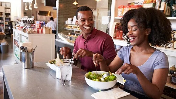 Here are six more restaurant tips for making healthy choices while eating out.