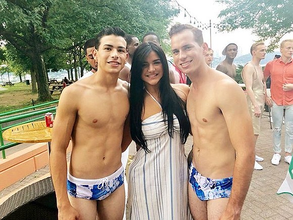 For spring/summer ’19, Edwing D’Angelo presented a dynamic show on the terrace of Sofrito’s Restaurant in Riverbank State Park, located ... For spring/summer ’19, Edwing D’Angelo presented a dynamic show on the terrace of Sofrito’s Restaurant in Riverbank State Park, located ...
