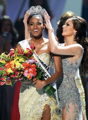Miss Angola Leila Lopes is crowned by Miss Universe 2010... Miss Angola Leila Lopes is crowned by Miss Universe 2010...
