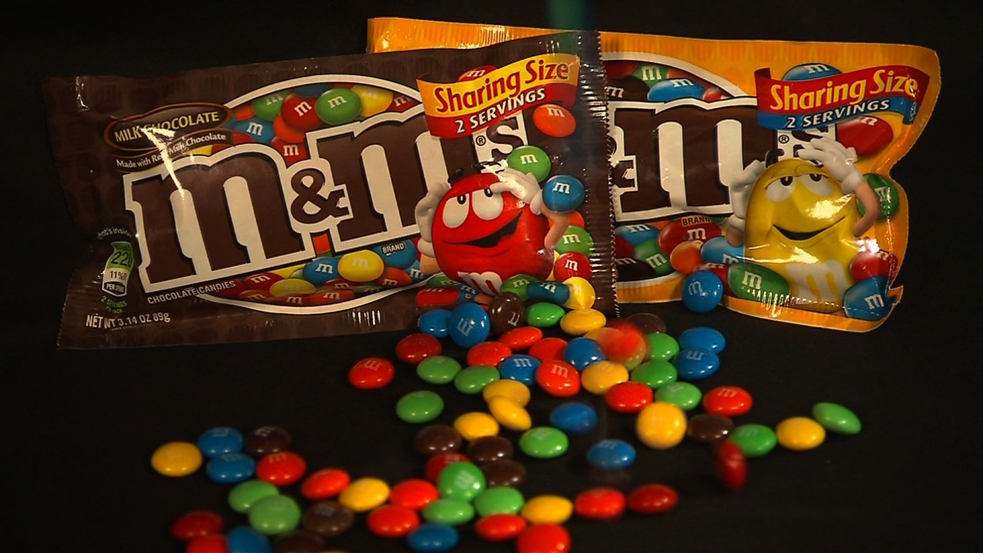 Решить m m. Реклама конфет m&m’s. M&MS большая пачка. Ммдемс продукция. Ммдемс конфеты реклама.