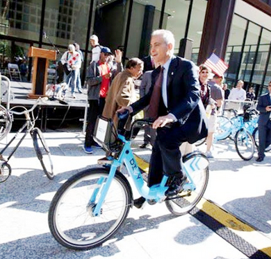 Mayor Rahm Emauel tries out a Divvy Bike during the program's rollout last year.