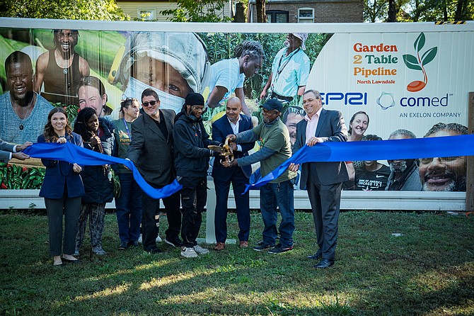 The North Lawndale Agriculture Pod is a partnership between ComEd, Electrical Power Research Institute (EPRI) and Young Men’s Educational Network (YMEN). Photo provided by Avoq.