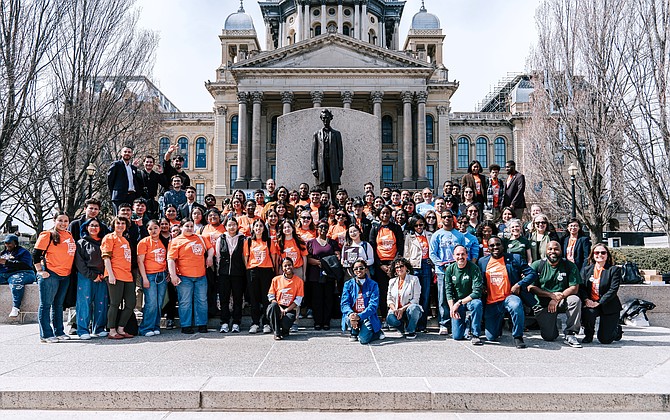 University students, faculty, staff and lawmakers take group picture at Higher Education Advocacy Day in Springfield, 2025. Credit: Victor Lozano - Sense Media.