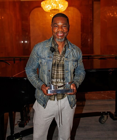 Kirk Franklin receives the SoundExchange Hall of Fame Award backstage during HBCU Awarefest at Atlanta’s State Farm Arena. (Photo credit: Stephen Flagg