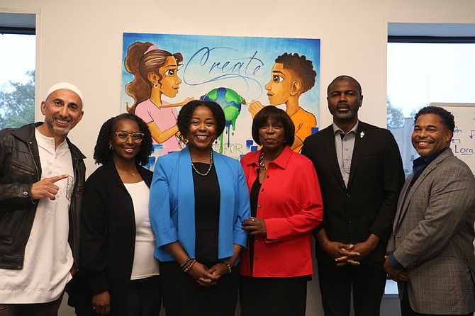 As a part of Grocery Retail for All Summit activities, Amb. Cousin toured the Go Green Community Fresh Market in Chicago with, left to right, Dr.
Rami Nashashibi, Founder and Director of the Inner-City Muslim Action Network (IMAN); Felicia Slaton-Young, Executive Director, Greater Englewood
Chamber of Commerce; Illinois State Representative Sonya M. Harper (6th District); Illinois State Representative La Shawn K. Ford (8th District);
and Maurice Cousin, FSFI. Photo courtesy of Ronnita Dumas.