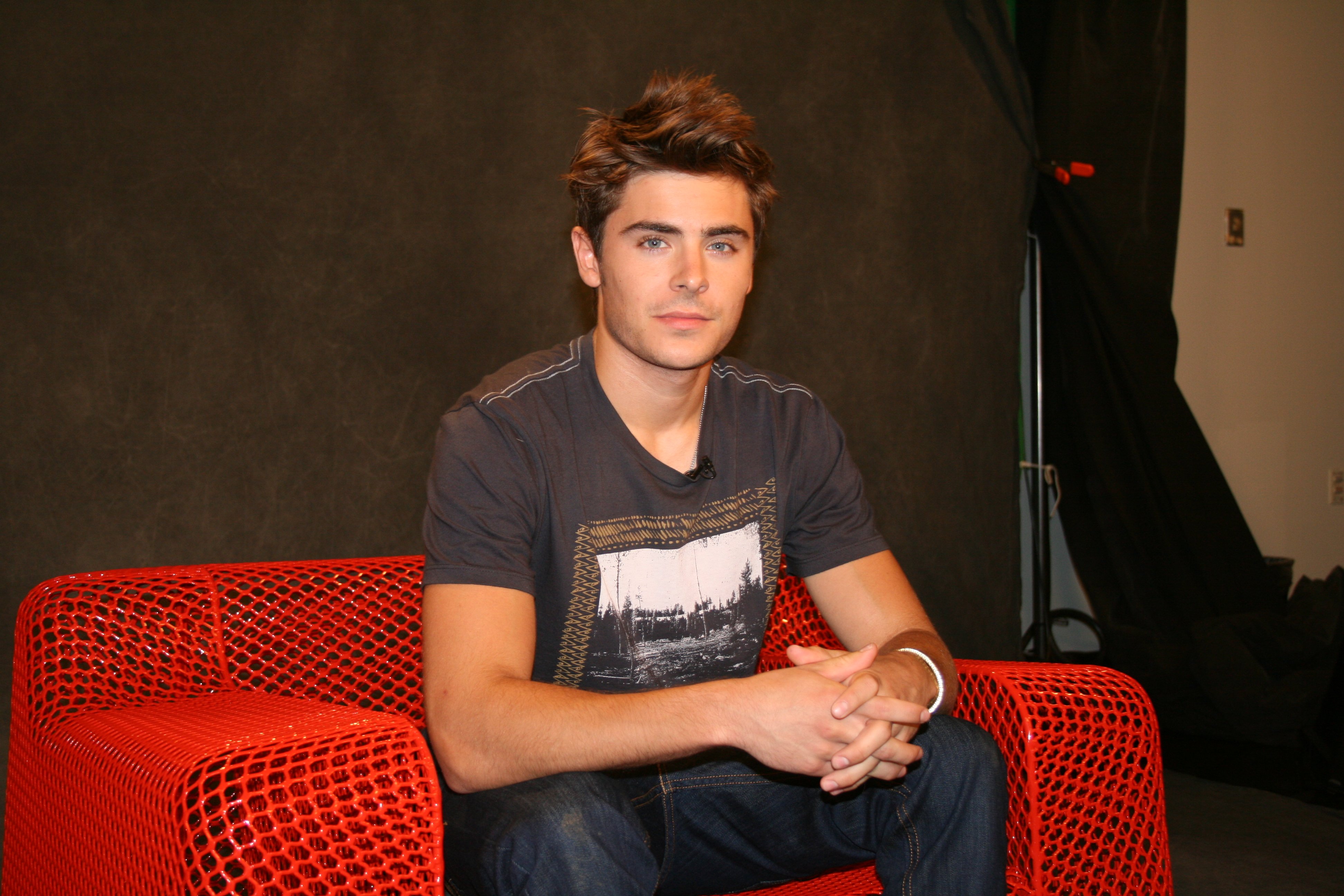 Биография зака. Зак Эфрон. Zac Efron 2023. Зак Эфрон Чернобыль.
