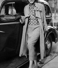 The look was dramatic, sophisticated and classy during the Harlem Renaissance. And by the way, hats and gloves were an absolute must, darling!
