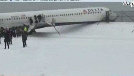 Delta Flight 1086 briefly circled New York City due to issues with snow and ice before touching down shortly after ... Delta Flight 1086 briefly circled New York City due to issues with snow and ice before touching down shortly after ...