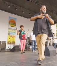 Minister Earl Bynum ignites the crowd during his group’s performance.