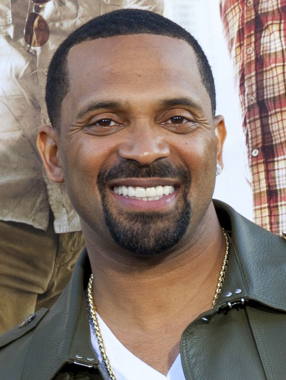 Actor and comedian Mike Epps is apologizing for dancing on stage with a kangaroo in front of a screaming crowd …