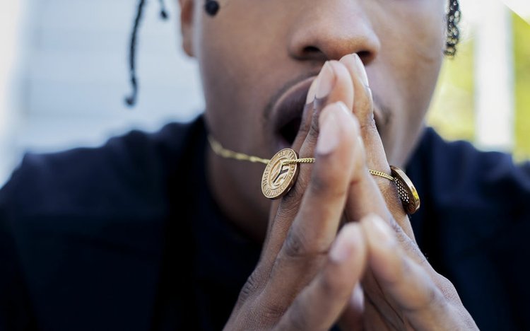 Does anybody know what Rockys necklace with the skull in the middle is  called please? Or if it's custom are there any other pictures of it? : r/ asaprocky