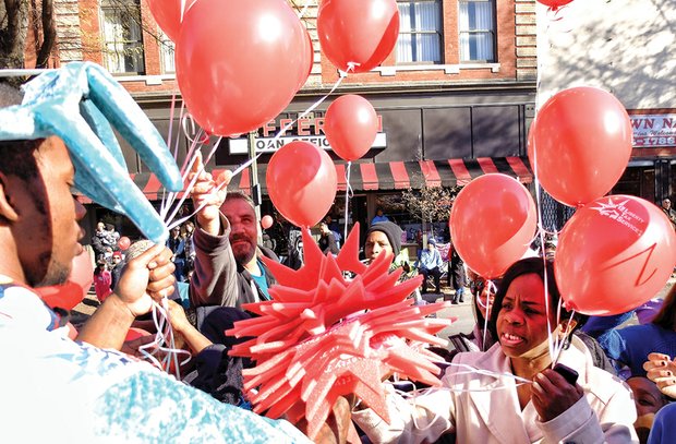  Holiday spirit on parade // David Whiteside hands out lots and lots of balloons.