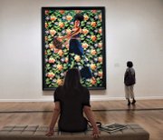 
Samantha Schwartzkopf takes in Kehinde Wiley’s “Judith and Holofernes.” 