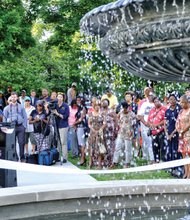 Honoring Alicia Rasin //
The Rev. Ben Campbell leads a prayer at the June 7 dedication of the “Peace Fountain” in Jefferson Park in the East End in tribute to the late Alicia Rasin, Richmond’s longtime volunteer “ambassador of compassion.”
Before her death last October, Ms. Rasin devoted her efforts to comforting families of homicide victims. For more than 20 years, she organized vigils for the bereaved and funerals for those killed. She also founded and led Citizens Against Crime to galvanize community efforts to halt the killings and provide information to police to make arrests.
The fountain, installed across the street from Ms. Rasin’s longtime residence on Princess Anne Avenue, is a gift to the city from the J. Fulmer Bright Foundation and was secured for the site by the Friends of Jefferson Park. The city also has installed an honorary street sign bearing Ms. Rasin’s name on Princess Anne Avenue.