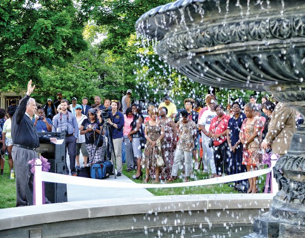 Honoring Alicia Rasin //
The Rev. Ben Campbell leads a prayer at the June 7 dedication of the “Peace Fountain” in Jefferson Park in the East End in tribute to the late Alicia Rasin, Richmond’s longtime volunteer “ambassador of compassion.”
Before her death last October, Ms. Rasin devoted her efforts to comforting families of homicide victims. For more than 20 years, she organized vigils for the bereaved and funerals for those killed. She also founded and led Citizens Against Crime to galvanize community efforts to halt the killings and provide information to police to make arrests.
The fountain, installed across the street from Ms. Rasin’s longtime residence on Princess Anne Avenue, is a gift to the city from the J. Fulmer Bright Foundation and was secured for the site by the Friends of Jefferson Park. The city also has installed an honorary street sign bearing Ms. Rasin’s name on Princess Anne Avenue.