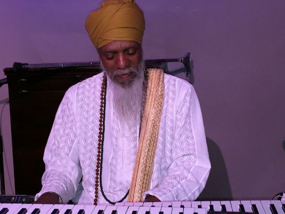 Dr. Lonnie Smith, the ever swinging organist and composer, brings his Hammond B-3 to the Jazz Standard (116 E. 27 ... Dr. Lonnie Smith, the ever swinging organist and composer, brings his Hammond B-3 to the Jazz Standard (116 E. 27 ...