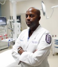 Чернокожий доктор. Доктор афроамериканец. Темнокожий доктор. Врач негр. Африканский врач.
