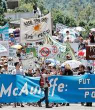 Supporting the Environment //
Despite blistering temperatures nearing 100, more than 600 people gathered at Brown’s Island last Saturday for a rally and march to Capitol Square and the Governor’s Mansion to protest the Atlantic Coast Pipeline, coal ash ponds, fracking, off-shore oil rigs and other threats to public and environmental health.
A bevy of speakers addressed the crowd about climate chaos, the destruction of rural communities and health
Sandra Sellars/Richmond Free Press
threats because of laws and corporate decisions that put profit above people.
People from across Virginia and the nation held signs and banners and chanted as they marched toward the Executive Mansion to urge Gov. Terry McAuliffe to support laws to protect people and the environment.
Tents were set up on Brown’s Island, where organizers distributed water and sunscreen to participants.