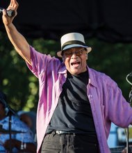 ￼Singer Al Jarreau reacts to an appreciative audience applauding his signature style.