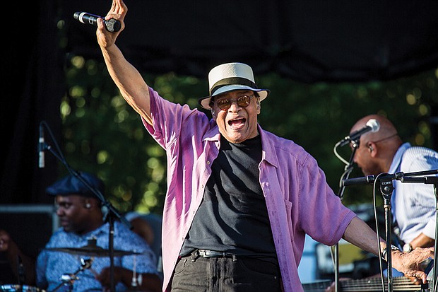 ￼Singer Al Jarreau reacts to an appreciative audience applauding his signature style.