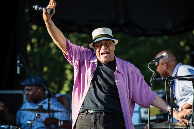 ￼Singer Al Jarreau reacts to an appreciative audience applauding his signature style.