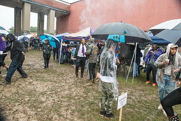 Rain couldn’t stop  a “W” at homecoming // Unfazed by Saturday’s rain, Virginia Union University’s football players, fans, students and alumni put homecoming 2016 in the win column last weekend, with an awesome display of Panther spirit.
People tailgated, the band played with gusto and the team rolled over Lincoln University of Pennsylvania 39-6 on a muddy Hovey Field.
The 151-year-old university located on Richmond’s North Side celebrated homecoming with a barrage of events that culminated with the game and weekend festivities. Among them: Convocation with author and Georgetown University professor Dr. Michael Eric Dyson, class reunion celebrations honoring the Class of 1966, the Mr. and Miss VUU Coronation Ball and a step show by Greek organizations. 