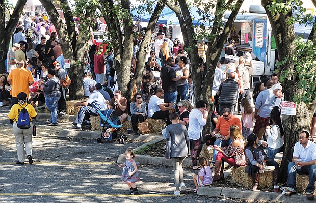 How many wings can you take down? //
Hundreds of Richmonders ate their way through the 3rd Annual Kickin’ Chicken WingFest last Sunday at the 17th Street Farmers’ Market in Shockoe Bottom. The festival, sponsored by the Enrichmond Foundation, coins itself as “Richmond’s biggest tailgate party,” with music and wings galore as restaurants compete for the coveted 2016 RVA Best Wings. Mama J’s Kitchen in Jackson Ward won the People’s Choice Award for best wings. People of all ages lined up to grab a wing or two — or five — in near perfect weather.