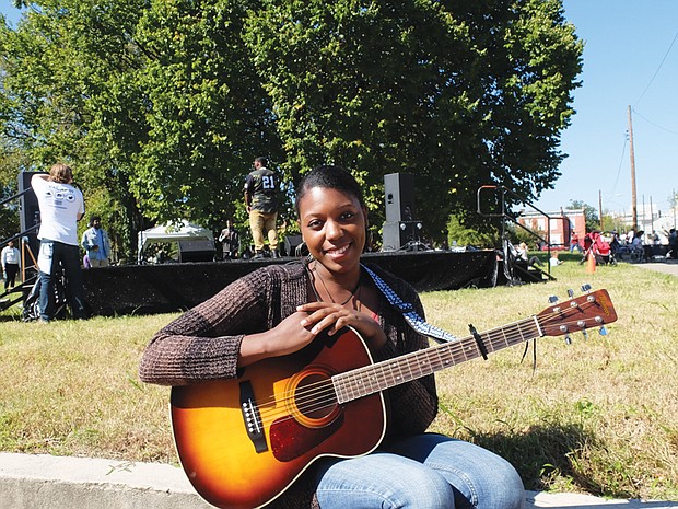 Guitarist Lamayah Collier waits her turn to perform.
Sponsors included many of the area’s businesses and gather- ing spots, including Dogtown Dance Theater, Brewer’s Café, Bits n Bytes, Brand New Wave Barbershop, Girl Scout Troop 5237 and the Hull Street Public Library.