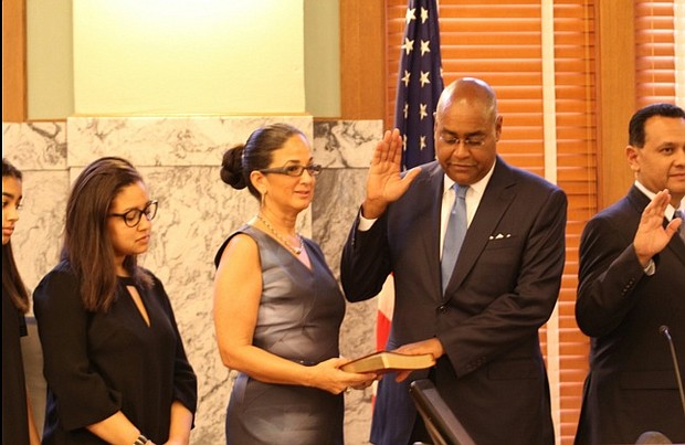 Rodney Ellis being sworn in as Harris County Commissioner, Precinct One/Twitter 